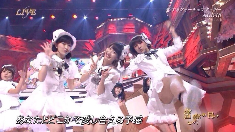 【AKB48パンチラ画像】可愛いミニスカ衣装でパンチラしそうなアイドル画像 08