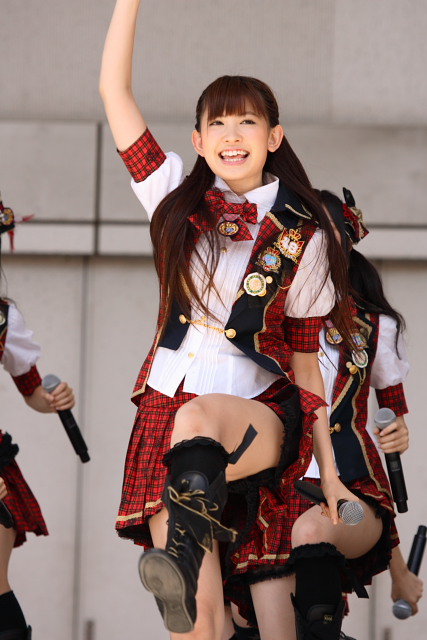 【AKB48パンチラ画像】可愛いミニスカ衣装でパンチラしそうなアイドル画像 20