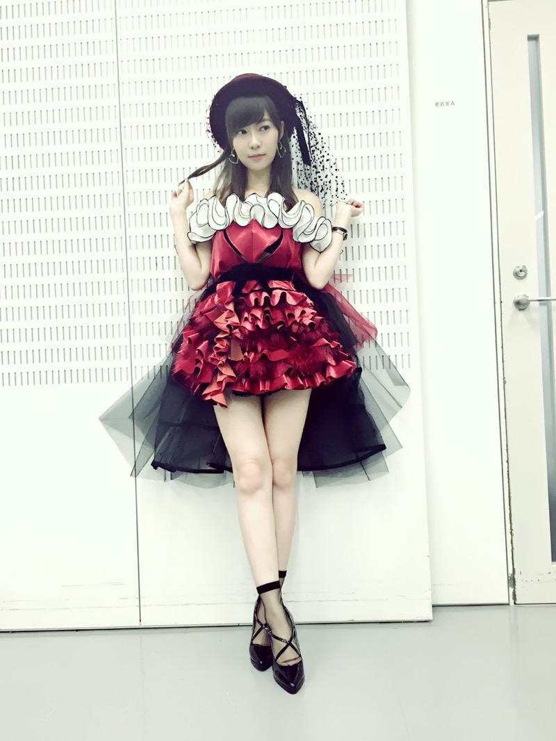 【AKB48エロ画像】スレンダーボディに美脚が眩しい指原莉乃の水着画像 04