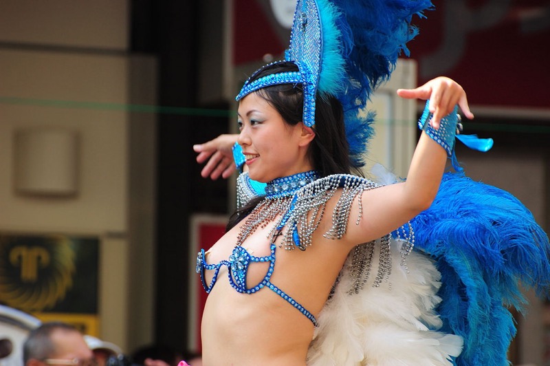 【サンバカーニバル】まるで野外露出ショーみたいなエロい衣装で踊り狂う女性達！