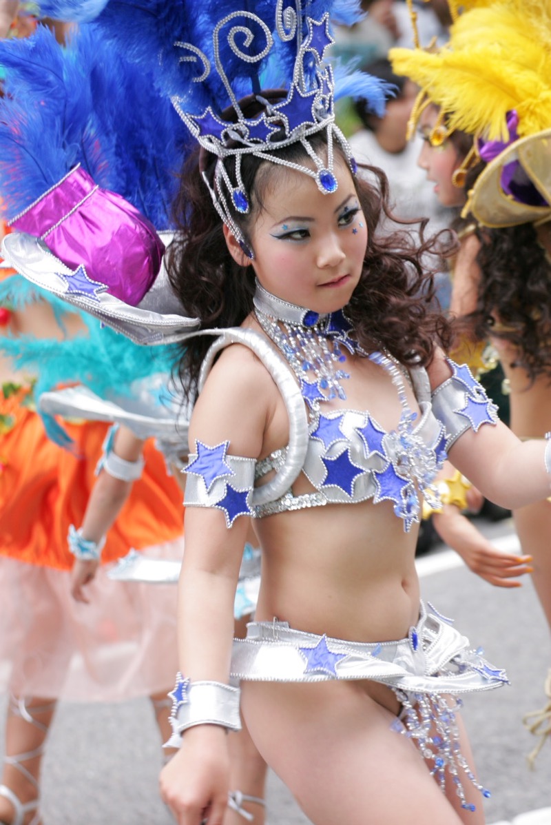 【サンバカーニバル】まるで野外露出ショーみたいなエロい衣装で踊り狂う女性達！ 32