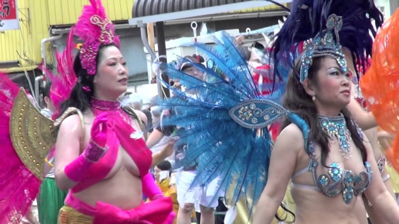 【サンバカーニバル】まるで野外露出ショーみたいなエロい衣装で踊り狂う女性達！ 43