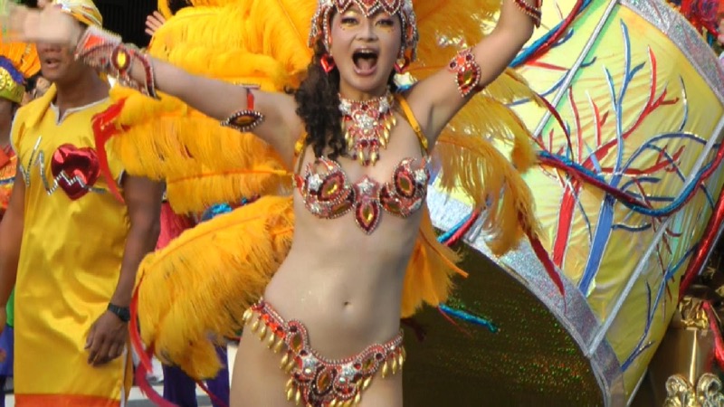 【サンバカーニバル】まるで野外露出ショーみたいなエロい衣装で踊り狂う女性達！ 50
