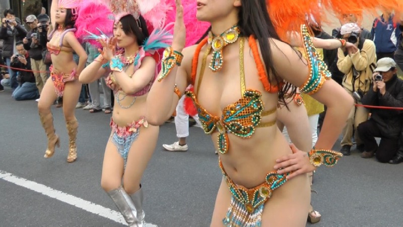 【サンバカーニバル】まるで野外露出ショーみたいなエロい衣装で踊り狂う女性達！ 60