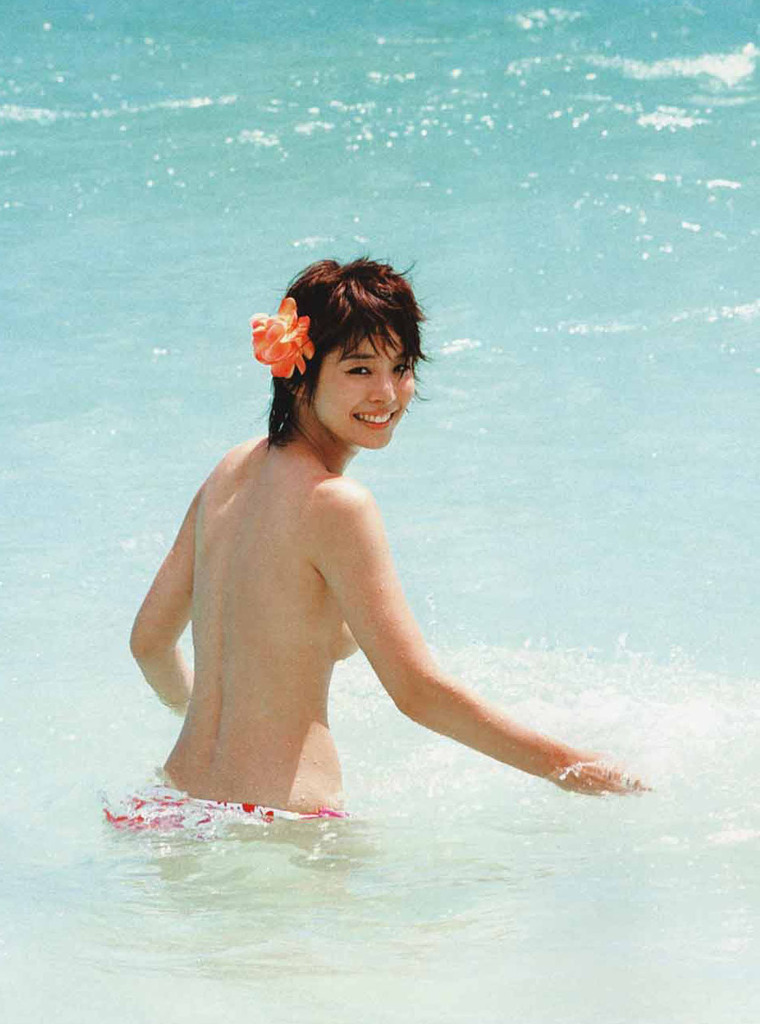 【石田ゆり子お宝画像】芸歴30年の大ベテラン女優が昔披露していたちょっとエッチな水着姿 56