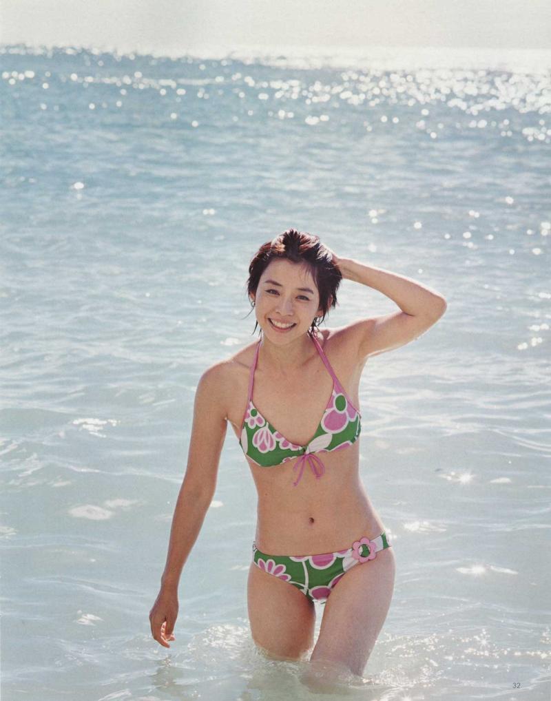 【石田ゆり子お宝画像】芸歴30年の大ベテラン女優が昔披露していたちょっとエッチな水着姿 60