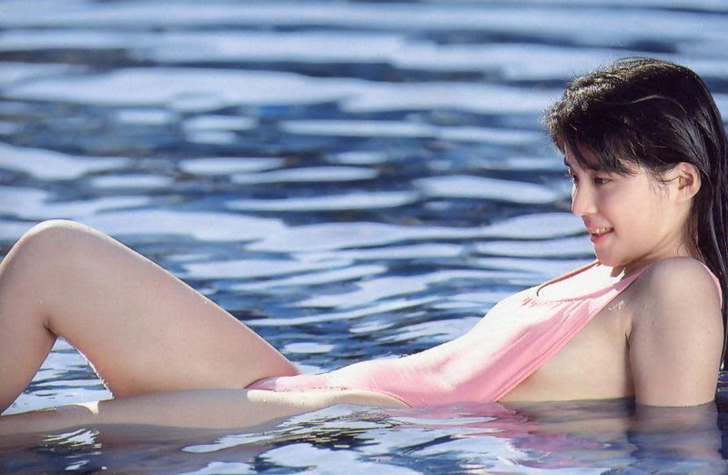 【石田ゆり子お宝画像】芸歴30年の大ベテラン女優が昔披露していたちょっとエッチな水着姿 66