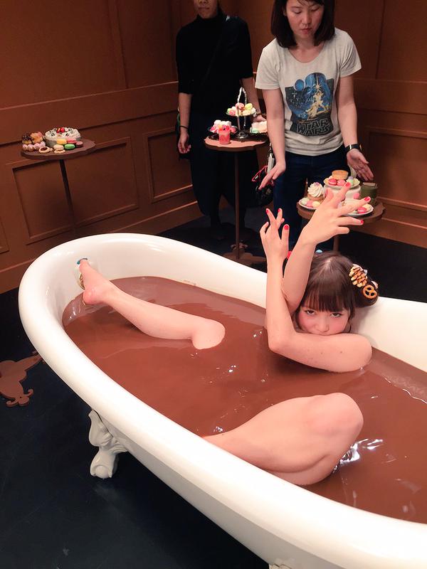 【バレンタインエロ画像】普通のセックスに飽きて裸にチョコレートを塗っちゃった女子ｗｗｗｗ 15