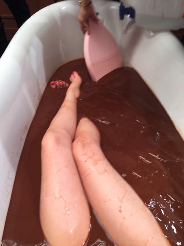 【バレンタインエロ画像】普通のセックスに飽きて裸にチョコレートを塗っちゃった女子ｗｗｗｗ 17