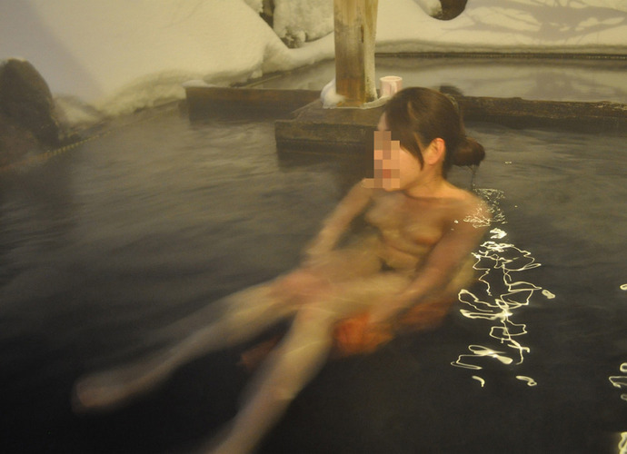【温泉エロ画像】雪の中で美女と混浴する温泉って心も身体もチンコも温まって良いよねｗ 61