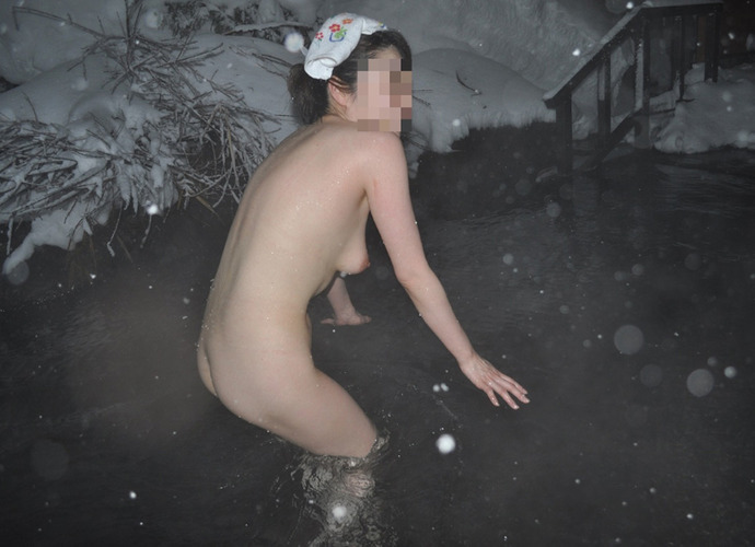【温泉エロ画像】雪の中で美女と混浴する温泉って心も身体もチンコも温まって良いよねｗ 62