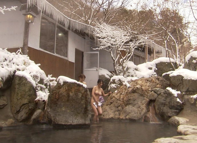 【温泉エロ画像】雪の中で美女と混浴する温泉って心も身体もチンコも温まって良いよねｗ 63