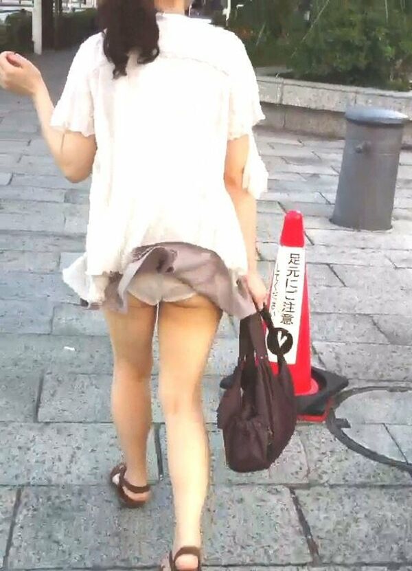 【パンチラ盗撮画像】強風続きの毎日でもスカートで通勤通学する女性って凄いわｗ 10