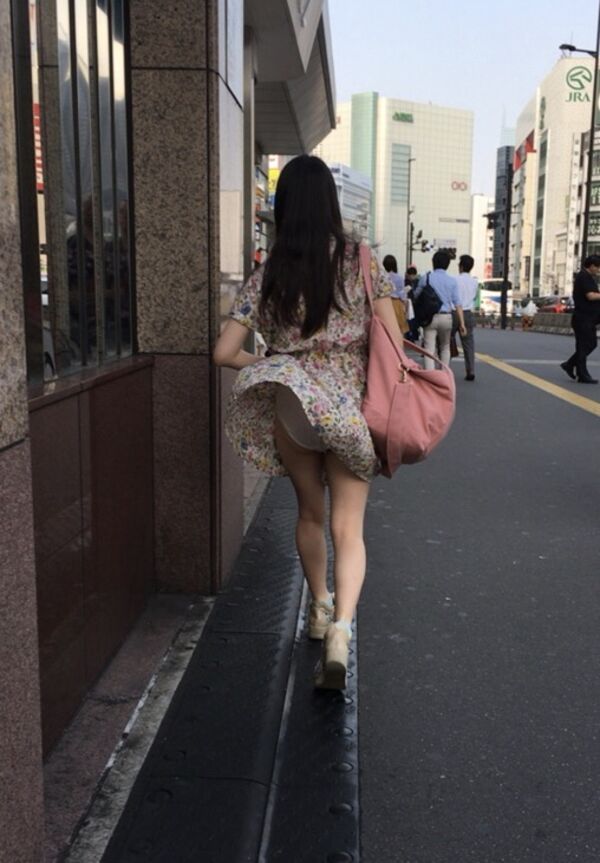 【パンチラ盗撮画像】強風続きの毎日でもスカートで通勤通学する女性って凄いわｗ 13
