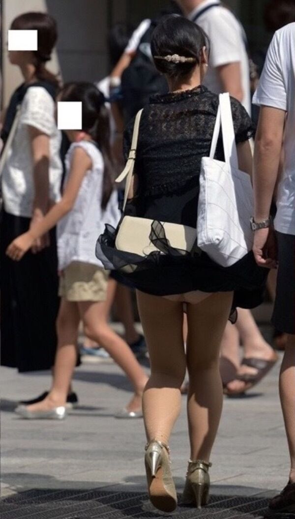 【パンチラ盗撮画像】強風続きの毎日でもスカートで通勤通学する女性って凄いわｗ 35
