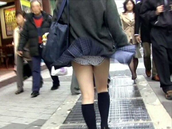 【パンチラ盗撮画像】強風続きの毎日でもスカートで通勤通学する女性って凄いわｗ 85