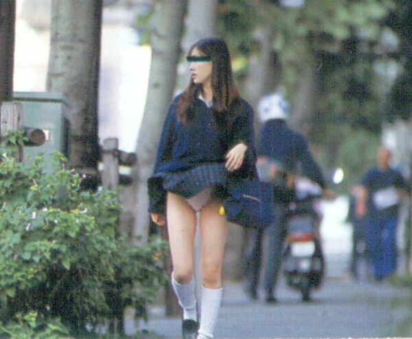 【パンチラ盗撮画像】強風続きの毎日でもスカートで通勤通学する女性って凄いわｗ 88