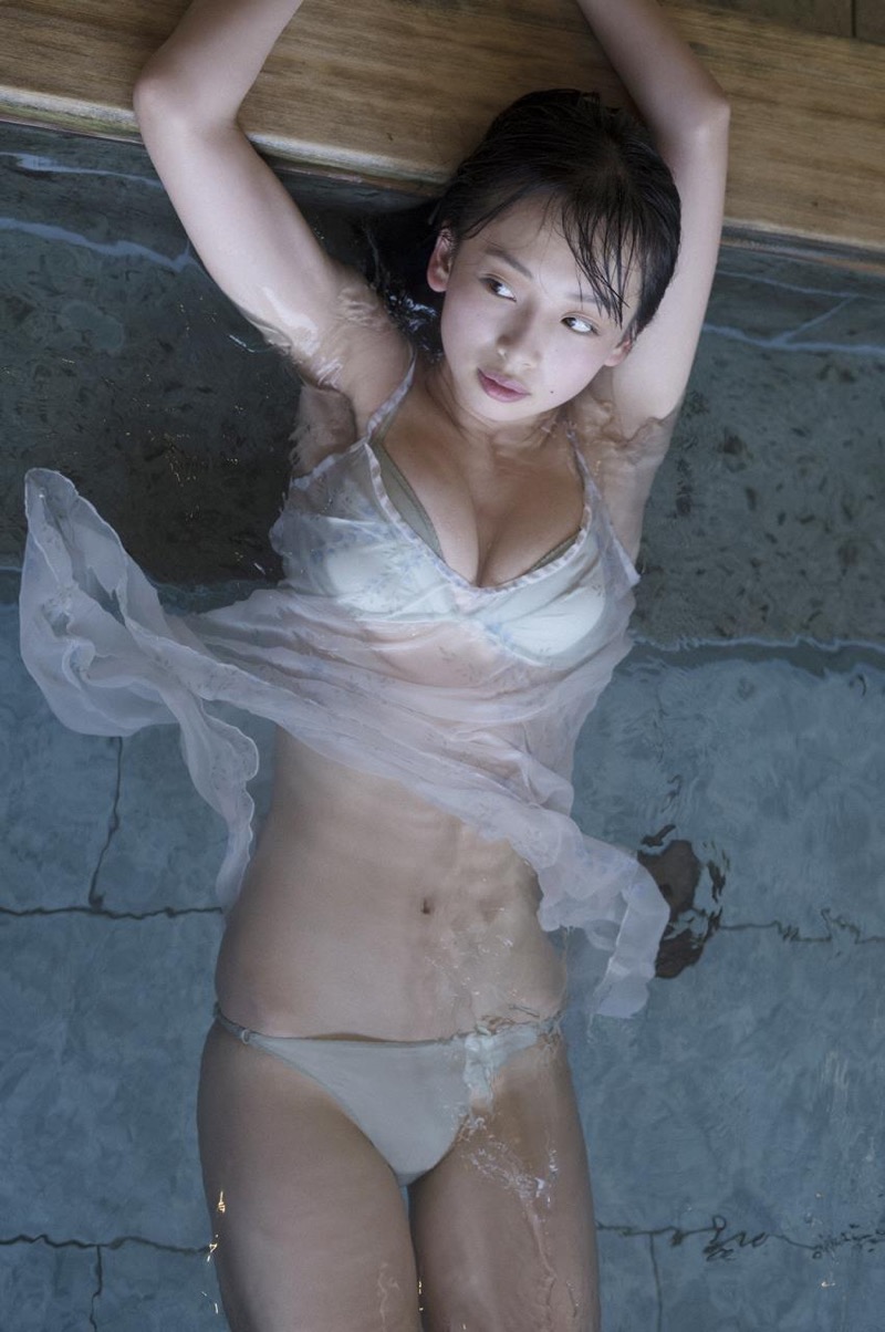 【華村あすかグラビア画像】あどけない表情にセクシーボディのギャップがエロい美女 04