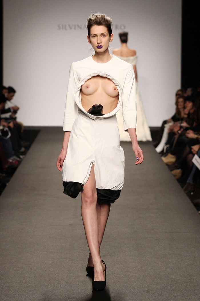 【ファッションショーエロ画像】おっぱい丸出しのデザインがエロいモデル美女 19