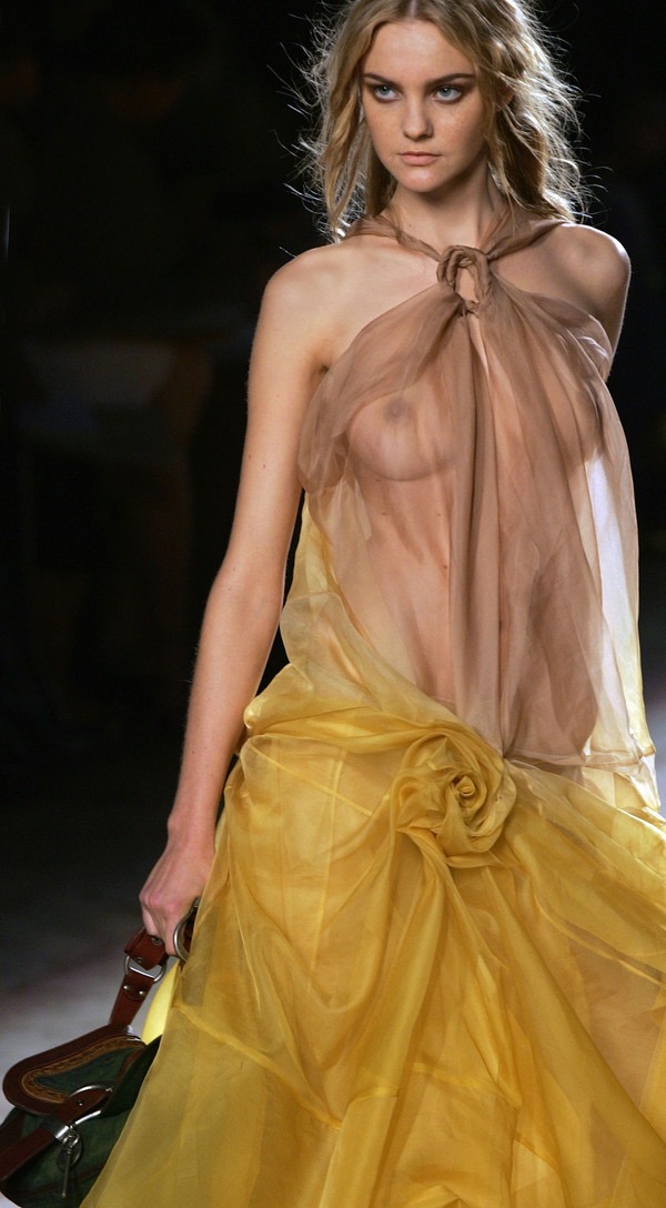 【ファッションショーエロ画像】おっぱい丸出しのデザインがエロいモデル美女 21
