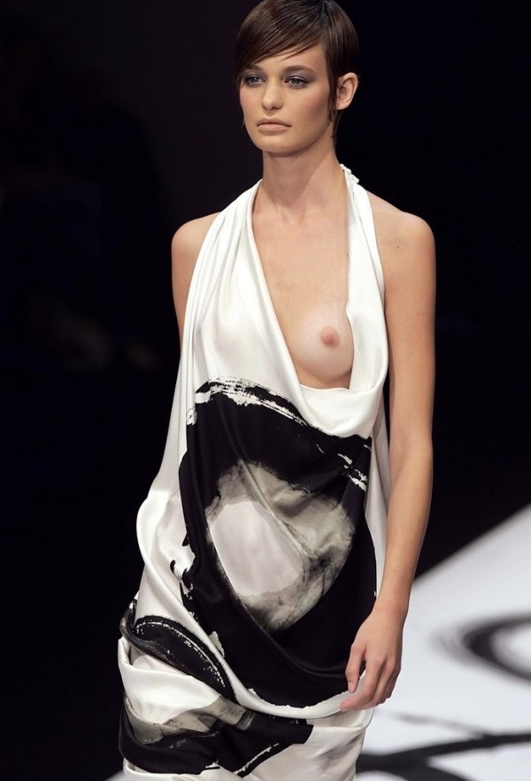 【ファッションショーエロ画像】おっぱい丸出しのデザインがエロいモデル美女 25