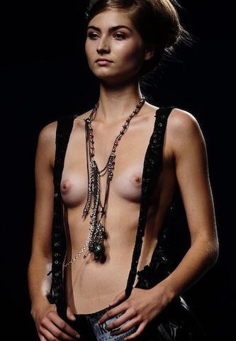 【ファッションショーエロ画像】おっぱい丸出しのデザインがエロいモデル美女 31