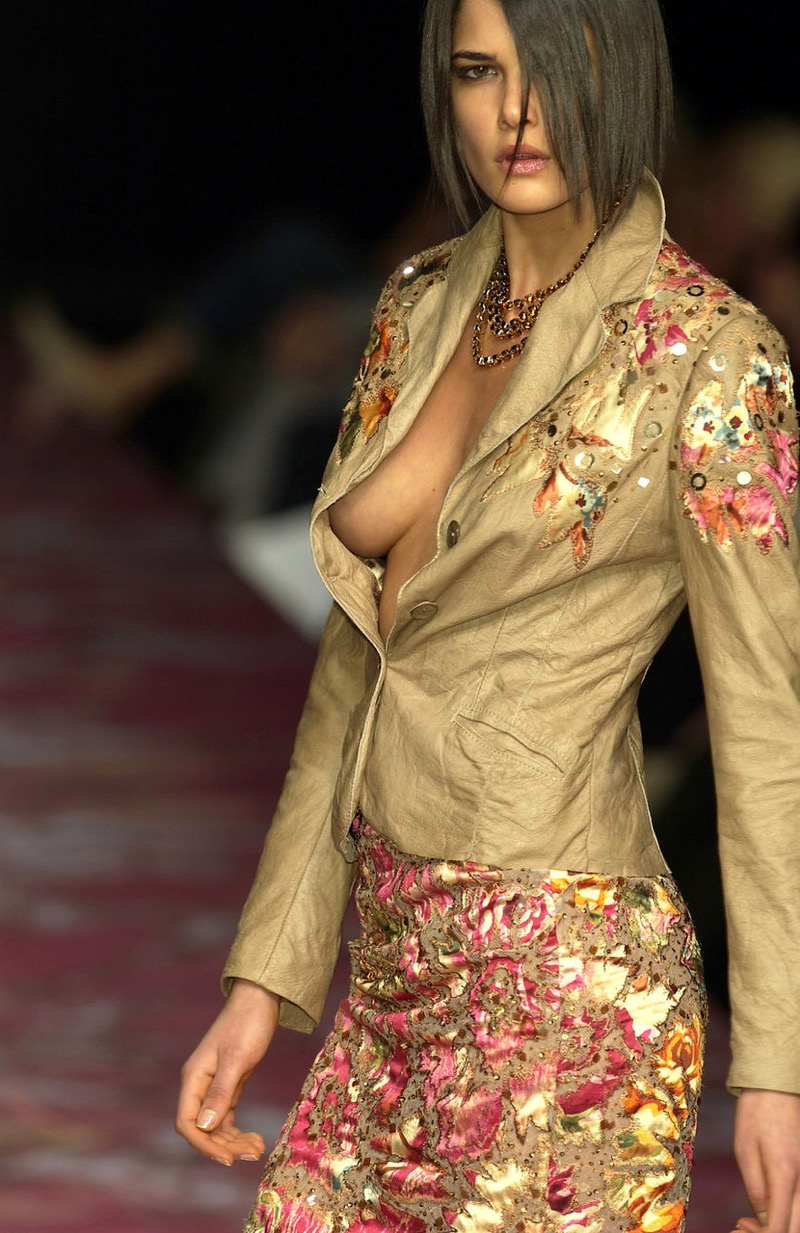 【ファッションショーエロ画像】おっぱい丸出しのデザインがエロいモデル美女 35