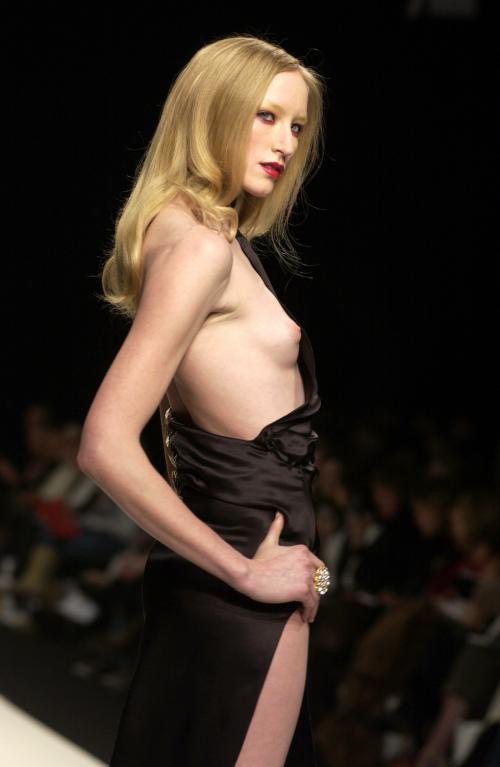 【ファッションショーエロ画像】おっぱい丸出しのデザインがエロいモデル美女 55