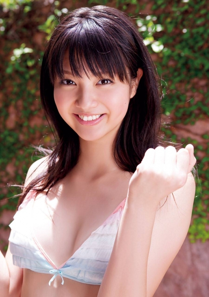 【新川優愛グラビア画像】笑顔が素敵な元グラビアアイドルの女優が魅せるビキニ姿 61