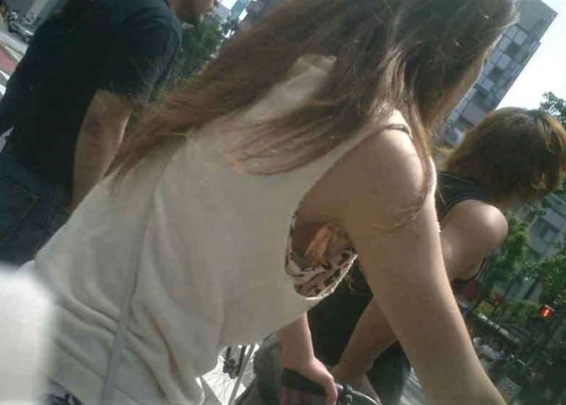 【素人エロ画像】夏本番に入ってノースリーブで出歩くお姉さんのチラ見え乳首ｗｗｗｗ 04