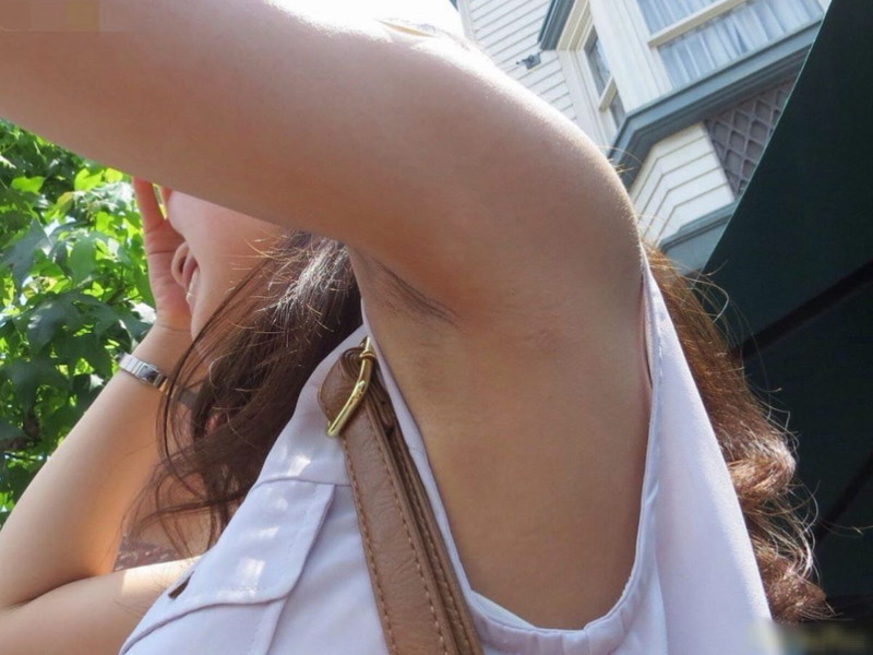 【素人エロ画像】夏本番に入ってノースリーブで出歩くお姉さんのチラ見え乳首ｗｗｗｗ 07