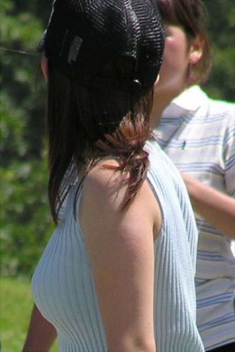 【素人エロ画像】夏本番に入ってノースリーブで出歩くお姉さんのチラ見え乳首ｗｗｗｗ 27