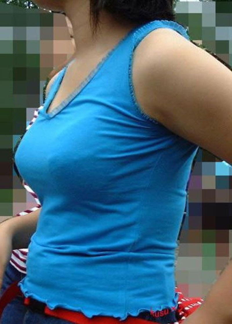 【素人エロ画像】夏本番に入ってノースリーブで出歩くお姉さんのチラ見え乳首ｗｗｗｗ 44