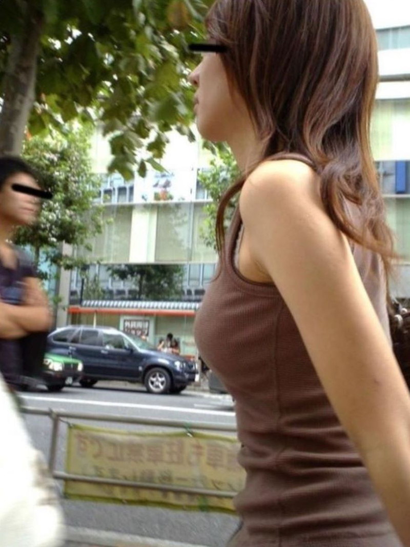 【素人エロ画像】夏本番に入ってノースリーブで出歩くお姉さんのチラ見え乳首ｗｗｗｗ 57