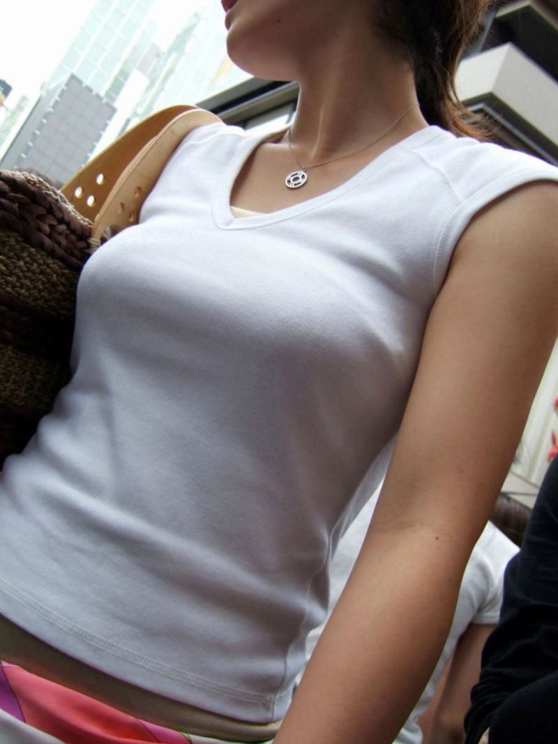 【素人エロ画像】夏本番に入ってノースリーブで出歩くお姉さんのチラ見え乳首ｗｗｗｗ 66