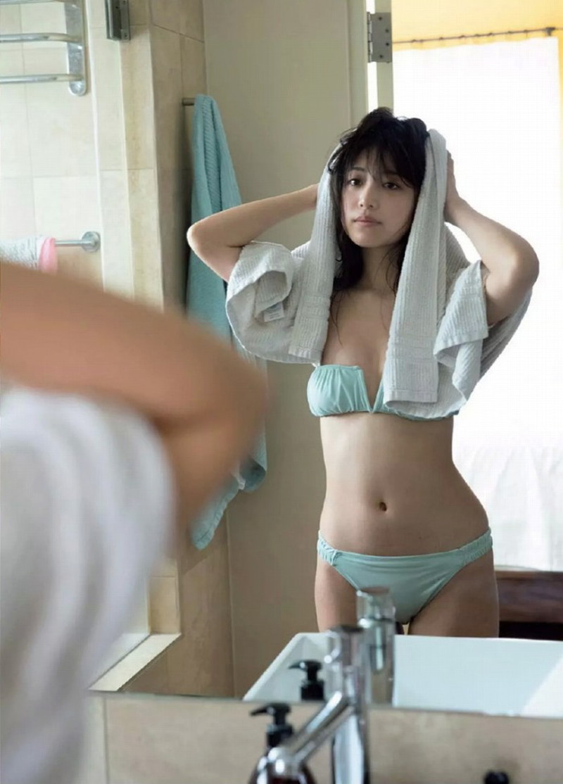【吉田莉桜グラビア画像】アイドルみたいに激かわな美少女モデルのエッチな姿！ 35