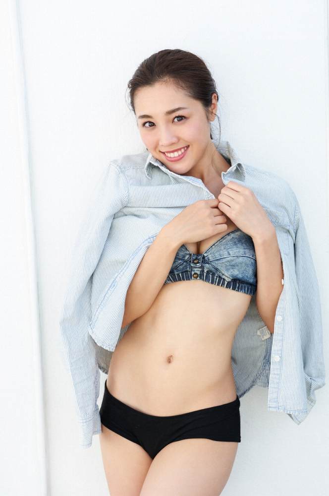 【石田安奈グラビア画像】元SKE48アイドルのセクシーなビキニ水着姿 25