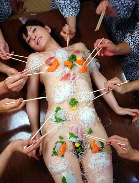 【女体盛りエロ画像】女性の身体を器に見立てて料理を乗せて楽しむ風俗遊び 16