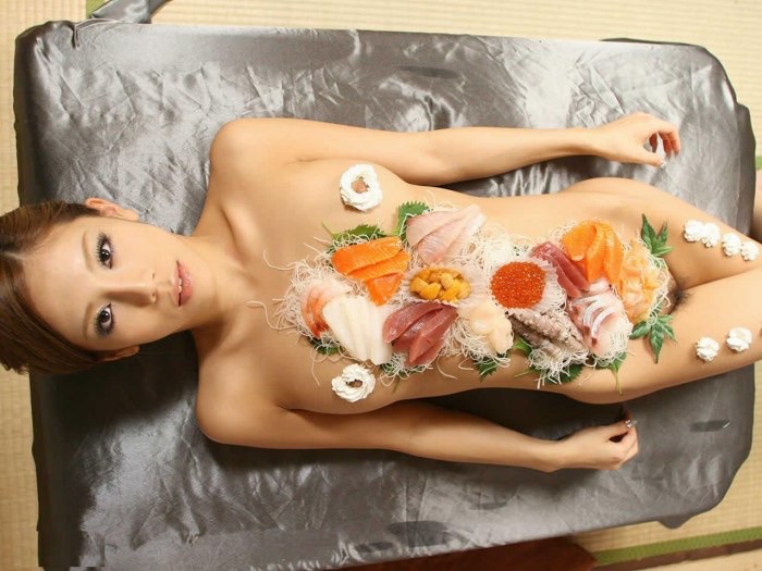 【女体盛りエロ画像】女性の身体を器に見立てて料理を乗せて楽しむ風俗遊び 26