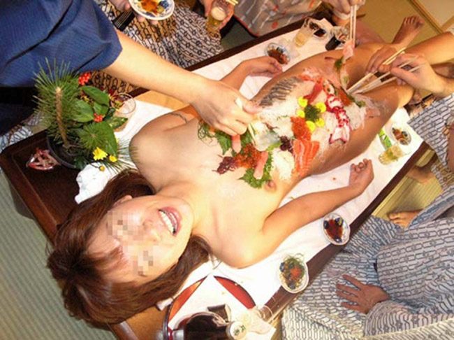 【女体盛りエロ画像】女性の身体を器に見立てて料理を乗せて楽しむ風俗遊び 33