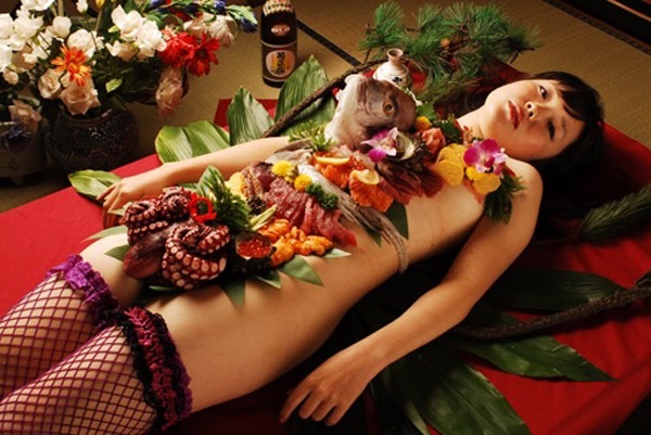 【女体盛りエロ画像】女性の身体を器に見立てて料理を乗せて楽しむ風俗遊び 35
