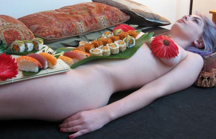 【女体盛りエロ画像】女性の身体を器に見立てて料理を乗せて楽しむ風俗遊び 83