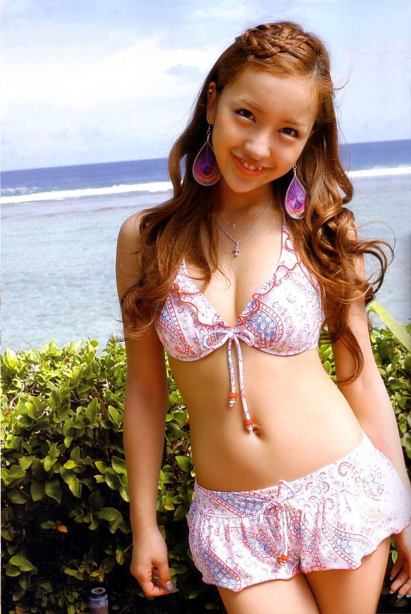 【板野友美エロ画像】大胆に谷間を見せつけるグラビア画像がエロい元AKB48アイドル 44