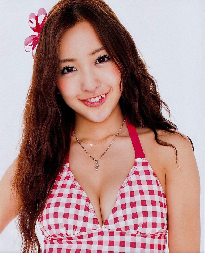 【板野友美エロ画像】大胆に谷間を見せつけるグラビア画像がエロい元AKB48アイドル 67