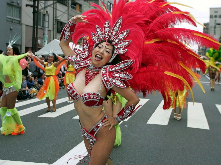 【素人サンバエロ画像】サンバカーニバルで大衆の前で大胆に身体を晒す露出女！