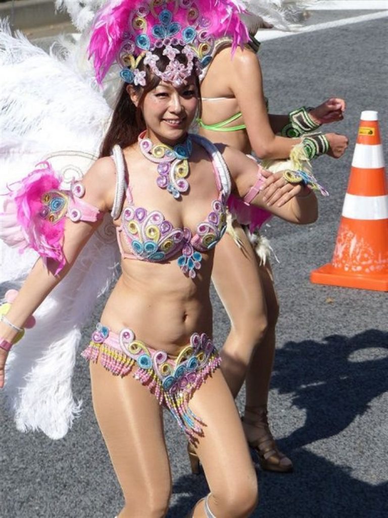 【素人サンバエロ画像】サンバカーニバルで大衆の前で大胆に身体を晒す露出女！ 43