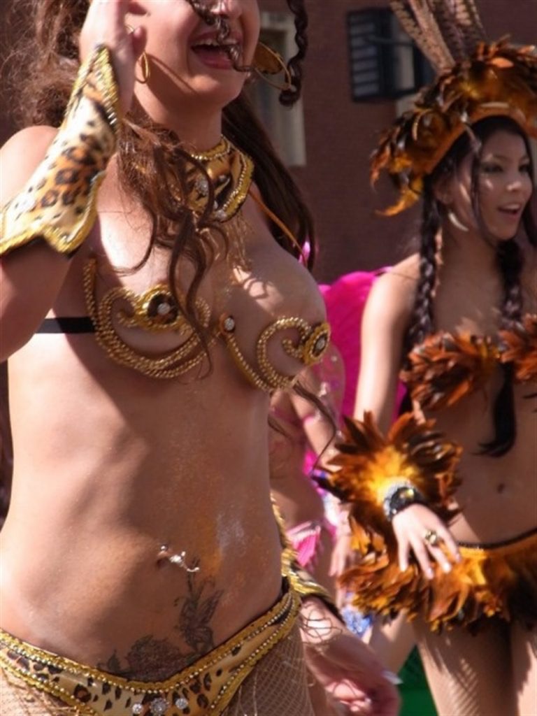 【素人サンバエロ画像】サンバカーニバルで大衆の前で大胆に身体を晒す露出女！ 51