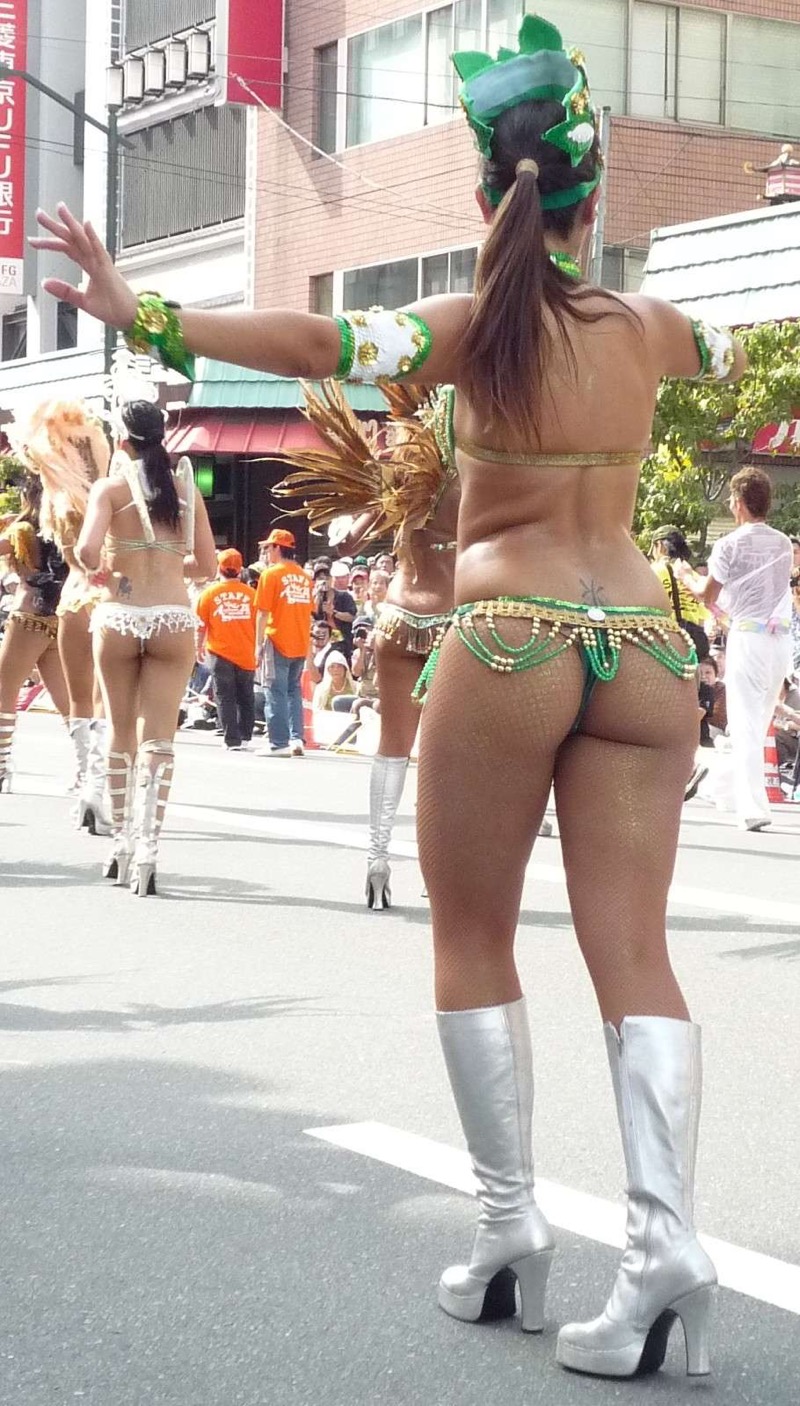 【素人サンバエロ画像】サンバカーニバルで大衆の前で大胆に身体を晒す露出女！ 75