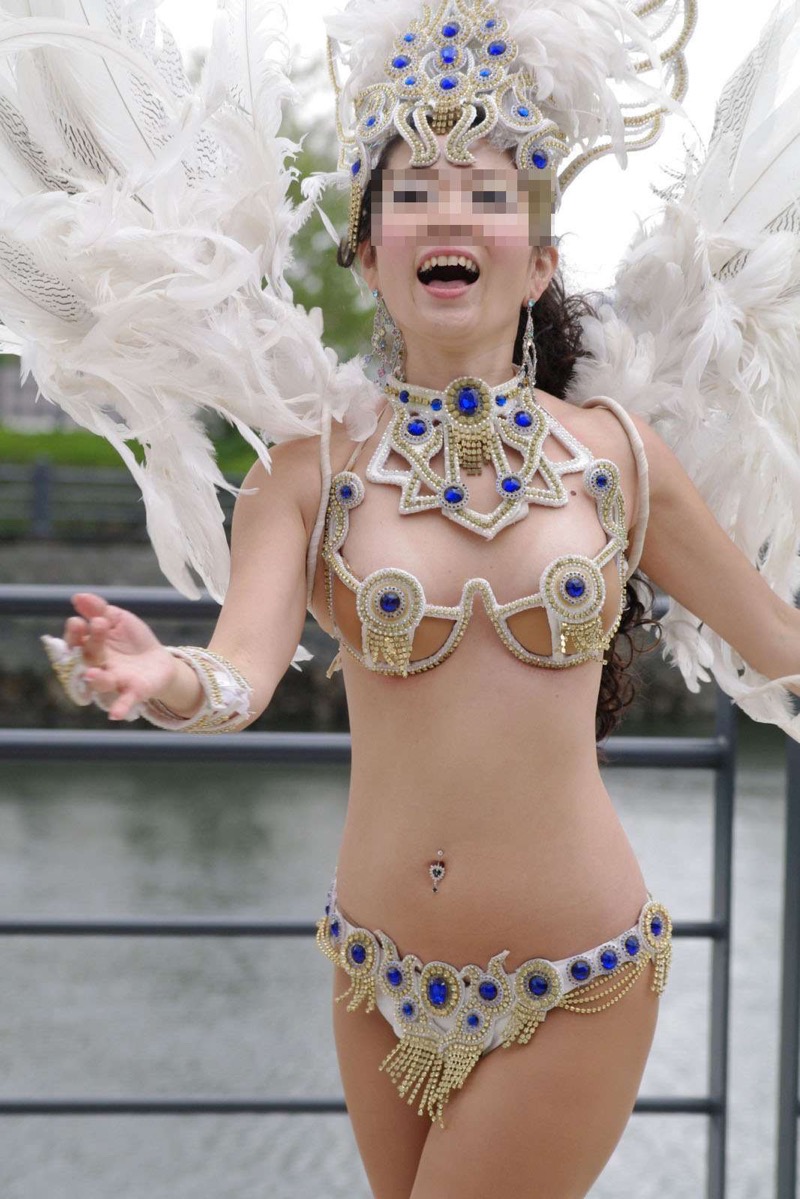 【素人サンバエロ画像】サンバカーニバルで大衆の前で大胆に身体を晒す露出女！ 78
