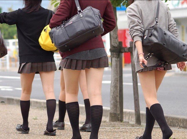【ミニスカエロ画像】春になってパンチラも気にせずミニスカートに穿き替える素人娘たち 94